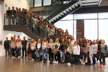 Gruppenfoto der Erstsemster ca. 65 Studentinnen und Studenten im Treppenhaus