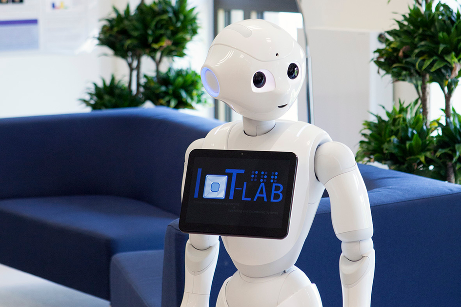 Ein Roboter im IoT Lab Minden