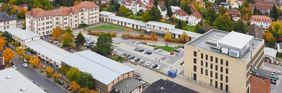 Die Campusgebäude wurden mit einer Drohne von oben fotografiert.
