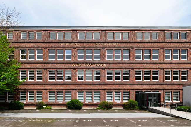 Das rote Backsteingebäude des Studienorts Gütersloh.